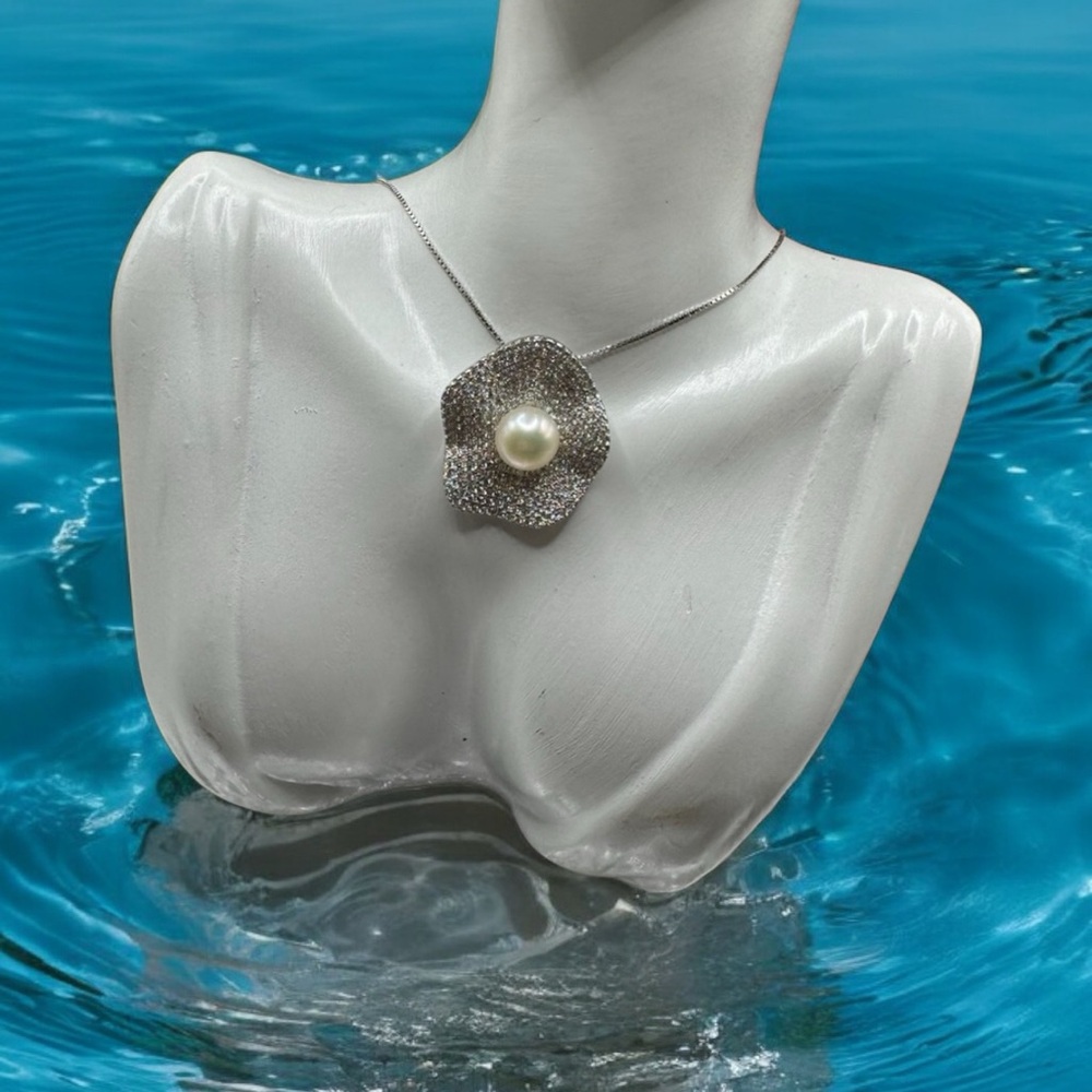 Elegant Silver and Pearl Necklace Sterling silver included box - Picture 3 of 3